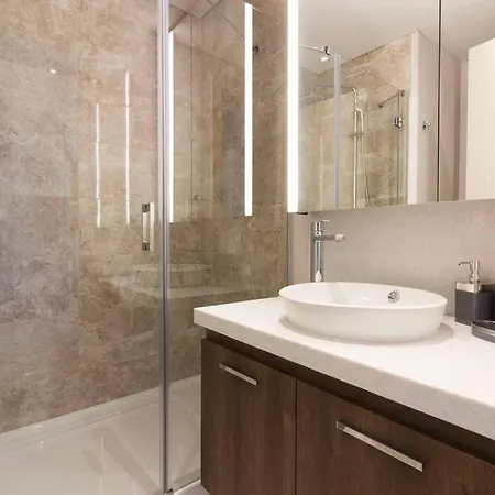 Luxurious 1br W Panoramic Views *